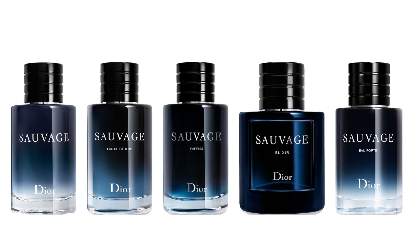 Cinq flacons Sauvage côte à côte sur fond blanc : l’eau de toilette, l’eau de parfum, le parfum, l’élixir et Eau Forte.